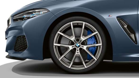 Ruedas de aleación ligera estilo Y-spoke 728 M en Bicolor Cerium Grey. BMW M850i xDrive Coupé en Barcelona Blue metálico, ruedas de aleación ligera M de 20 pulgadas estilo Y-spoke 728 M en Bicolor Cerium Grey.
