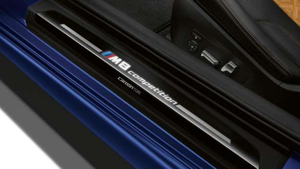 Moldura de entrada con distintivo M8 Competition. Moldura de entrada del BMW M8 Competition Coupé con distintivo M8 Competition.