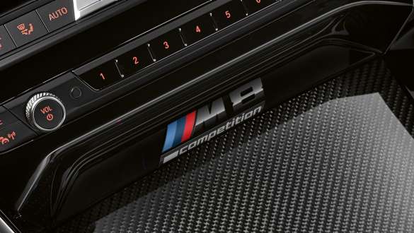 M8 Competition Badge. BMW M8 Competition Coupé, consola central con M8 Competition Badge.
