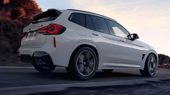M xDrive BMW X3 M F97 LCI Renovación 2021 BMW X3 M F97 LCI Renovación 2021 Sistema M xDrive, Alpinweiss, vista lateral de la zaga, perspectiva desde ángulo inferior