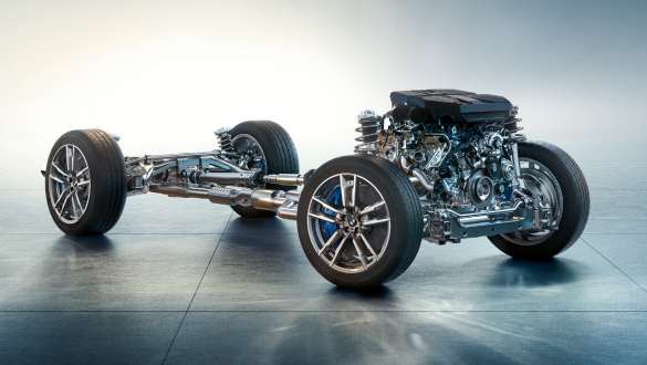 Suspensión M BMW X4 M F98 LCI Renovación 2021 BMW X4 M F98 LCI Renovación 2021 Toronto Rot metalizado Suspensión M Vista del frontal circulando por una curva