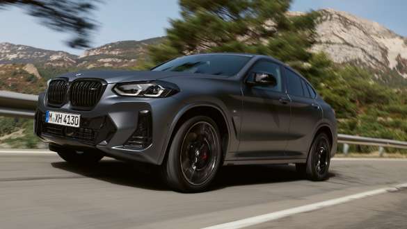 Suspensión deportiva M BMW X4 M40i M40d G02 LCI Renovación 2021 Vista del frontal circulando BMW X4 M40i M40d G02 LCI 2021 Frozen Deep Grey Suspensión deportiva M Vista de tres cuartos del frontal circulando frente a un paisaje montañoso