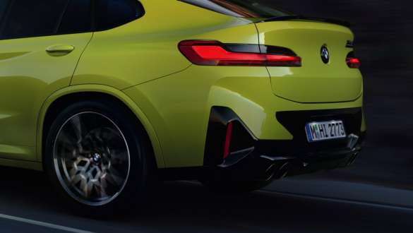 Sistema M xDrive BMW X4 M Competition F98 LCI Renovación 2021 BMW X4 M Competition F98 LCI Renovación 2021 Sistema M xDrive Vista de tres cuartos de la zaga
