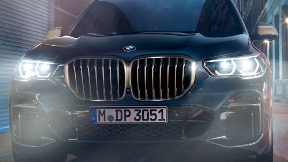 Luz láser BMW BMW X5 M50i y M50d G05 Luz láser BMW X5 M50i y M50d Carbon Black metalizado G05 2018 SUV vista del frontal