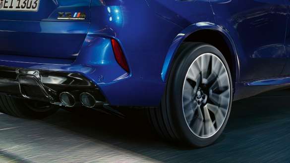 BMW X5 M Competition con sistema M xDrive F95 BMW X5 M Competition con sistema M xDrive Marina Bay Blue metalizado F95 2020 SUV primer plano, zaga