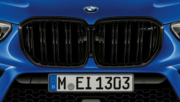 Parrilla delantera M del BMW X5 M Competition F95 Parrilla delantera M BMW X5 M Competition F95 2020 SUV Marina Bay Blue metalizado, primer plano