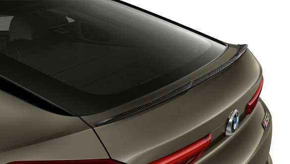 Spoiler trasero del BMW X6 M50i Acercamiento del spoiler trasero de carbono M del BMW X6 M50i SUV