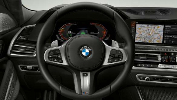 Volante de piel M en el interior del BMW X6 M50i Acercamiento del volante de piel M en el interior del BMW X6 M50i y M50d G06 SUV