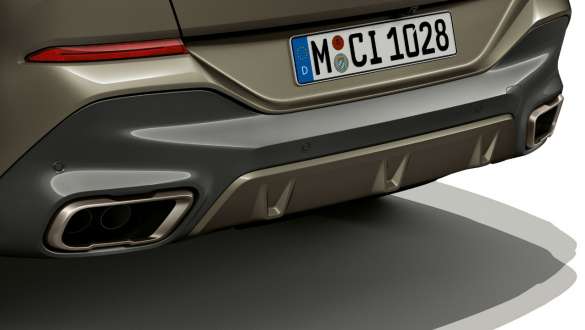 Parte trasera del BMW X6 M50i con sistema de escape deportivo M Parte trasera del BMW X6 M50i con enfoque en el sistema de escape deportivo M