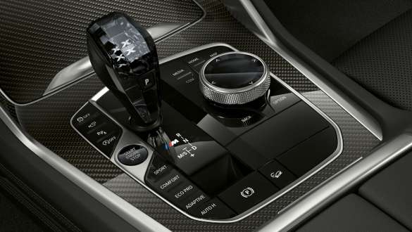 Palanca de velocidades del BMW X6 M50i con insignia M Acercamiento de la palanca de velocidades en el interior del BMW X6 M50i con insignia M