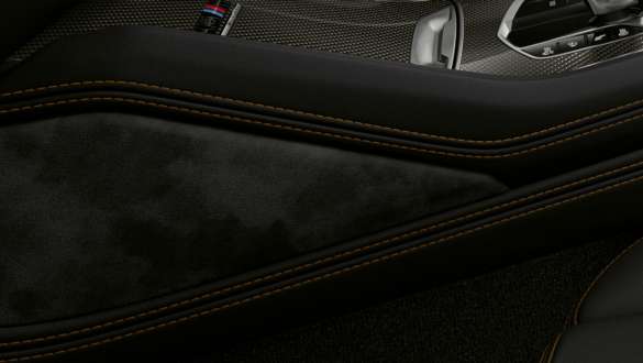 Apoyo para las rodillas en el BMW X6 M Competition Apoyo para las rodillas en el interior del BMW X6 M Competition SUV 2020