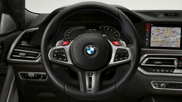 BMW X6 M Competition con M Servotronic Cabina del BMW X6 M Competition con M Servotronic SUV 2020