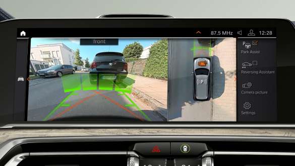 Parking Assistant Plus Parking Assistant Plus: Cloes-up of driver's panel