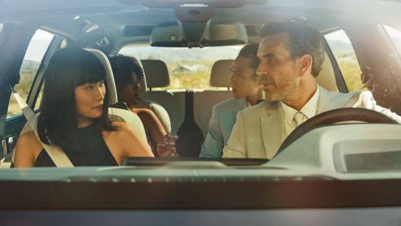 Control por expresión BMW Hombre y mujer sentados en el auto, la mujer está aplicando el control por expresión