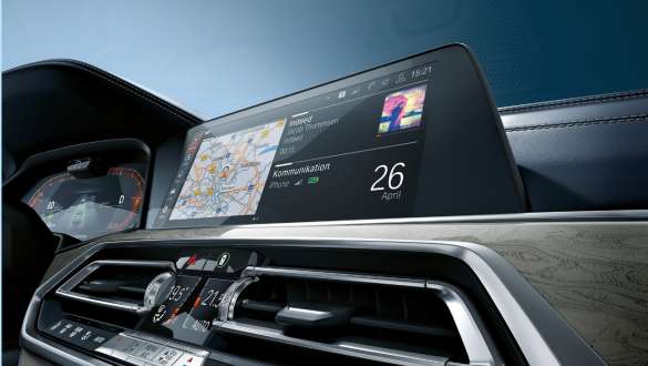 Cabina Profesional BMW Live Toma inclinada en ángulo bajo de la Cabina Profesional BMW Live