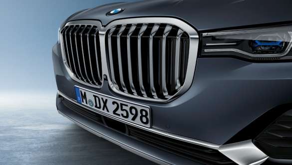 Parrilla en forma de riñón BMW Acercamiento de la parte delantera del BMW X7 con enfoque en la parrilla en forma de riñón BMW