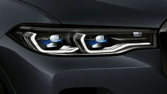 Luz láser BMW Acercamiento de la parte delantera del BMW X7 con enfoque en la luz láser BMW