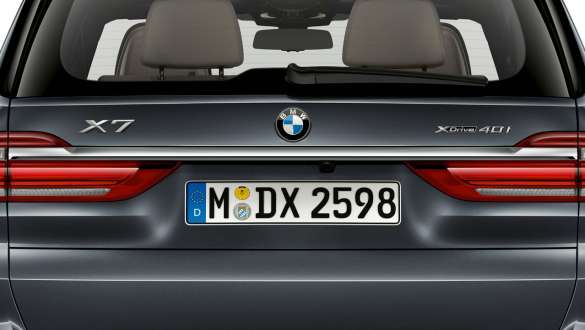 Barra cromada trasera Acercamiento de la barra cromada trasera del BMW X7