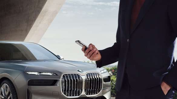 BMW i7 G70 Digital Key Plus BMW i7 G70 Digital Key Plus, smartphone delante de la manilla de la puerta