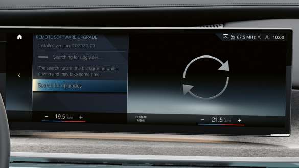 BMW Remote Software Upgrade, imagen general BMW Remote Software Upgrade Imagen general Mujer delante del vehículo