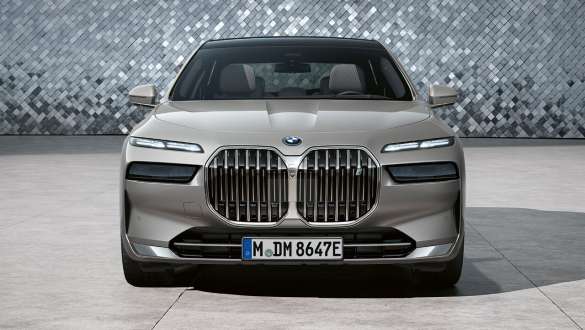 BMW i7 G70 Vista del frontal, Studio BMW i7 G70 BMW Individual Oxide Grey metalizado, vista del frontal, Studio, con fondo