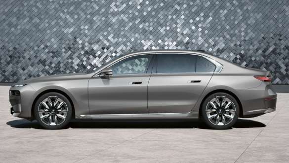 BMW i7 G70 Vista lateral, Studio BMW i7 G70 BMW Individual Oxide Grey metalizado, vista lateral, Studio, con fondo