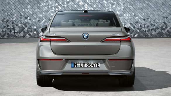 BMW i7 G70 Vista de la zaga, Studio BMW i7 G70 BMW Individual Oxide Grey metalizado, vista de la zaga, Studio, con fondo