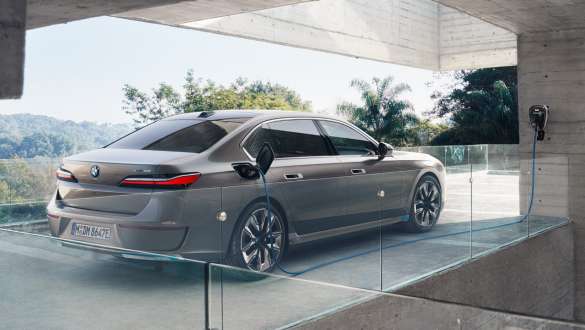 BMW i7 G70 Vista de 3/4 de la zaga, carga en casa BMW i7 G70 BMW Individual Oxide Grey metalizado, vista de 3/4 de la zaga, carga en casa con Wallbox