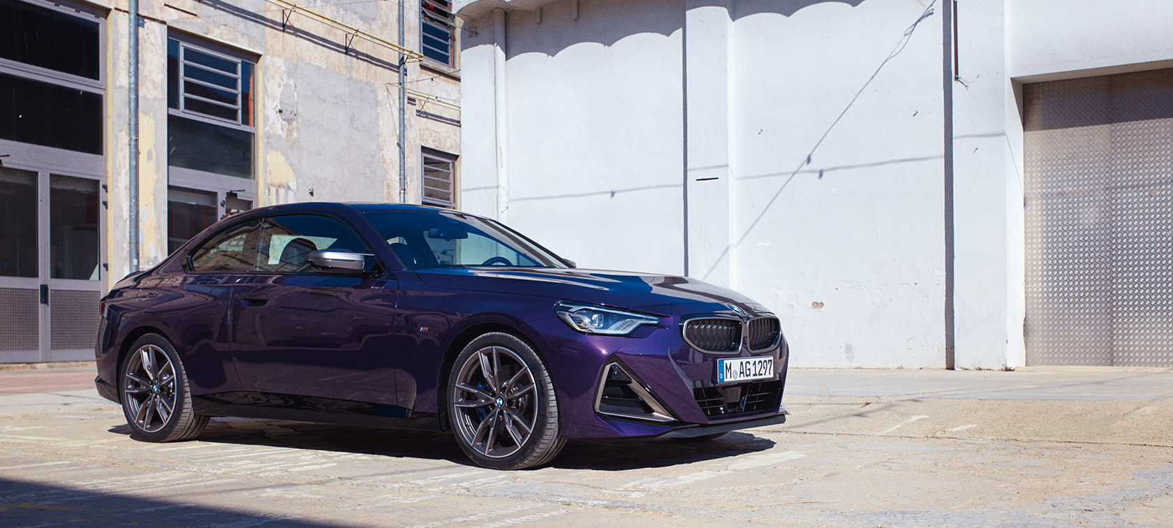 BMW Serie 2 Coup&eacute; G42 2021 Thundernight metalizado Vista de tres cuartos del lateral, parado delante de un edificio