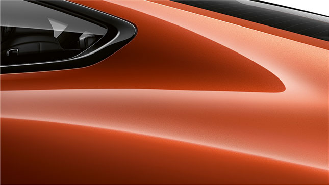 Acercamiento de la columna C del BMW Serie 8 Coupé en Sunset Orange metálico.
