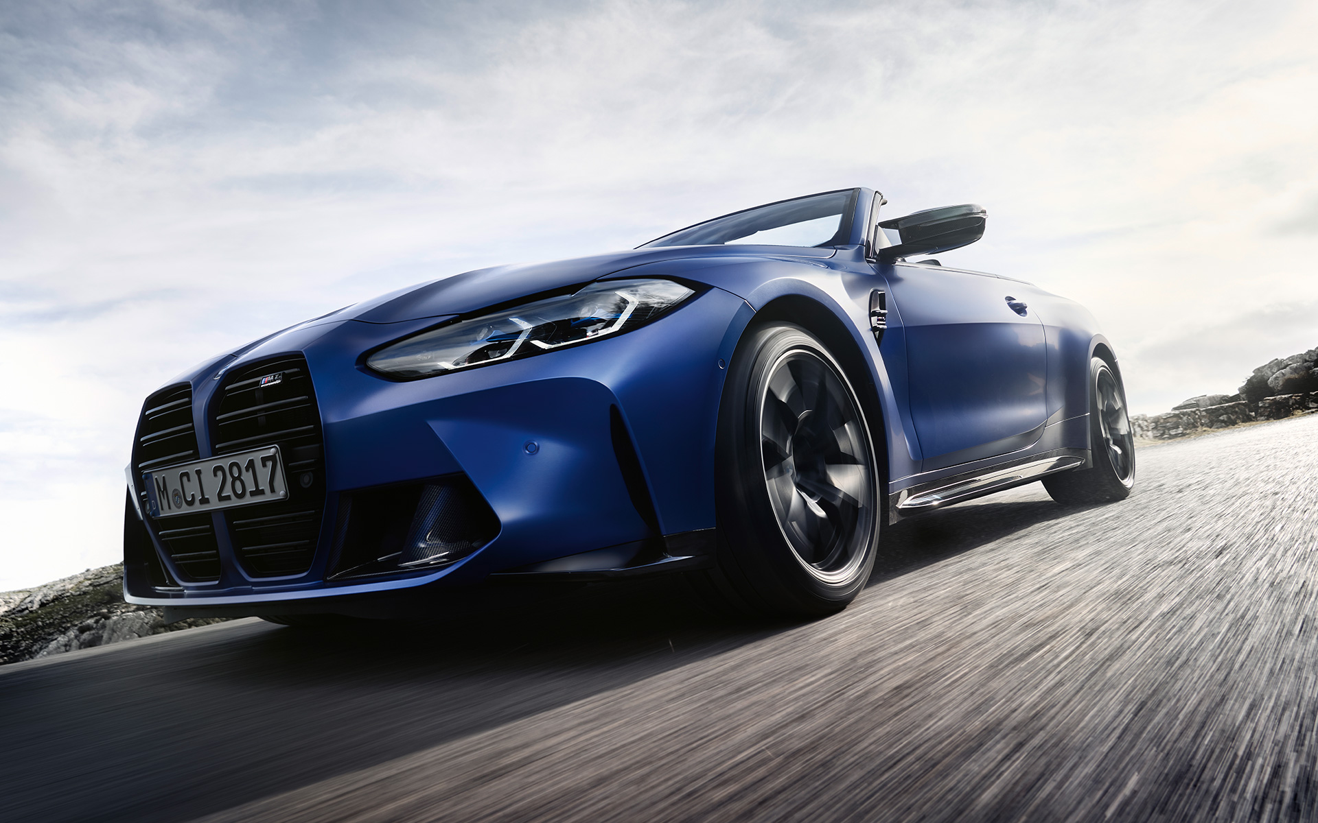 BMW M4 Competition Cabrio con sistema M xDrive G83 2021 BMW Individual Frozen Portimao Blau metalizado, parrilla delantera, perspectiva desde el ángulo inferior