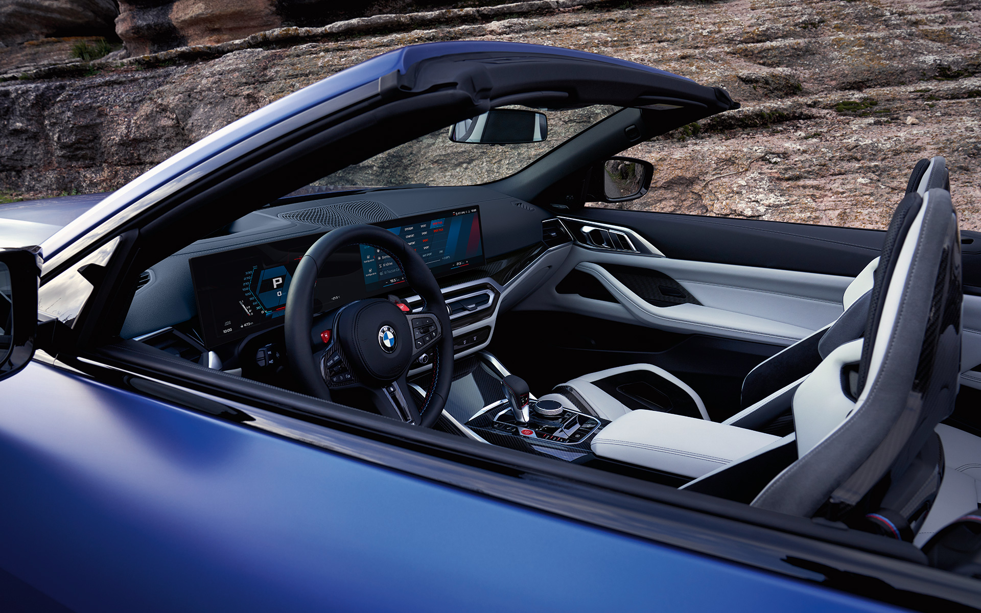 BMW M4 Competition Cabrio con sistema M xDrive G83 2021 BMW Individual Frozen Portimao Blau metalizado, puesto de conducción e interior con capota abierta