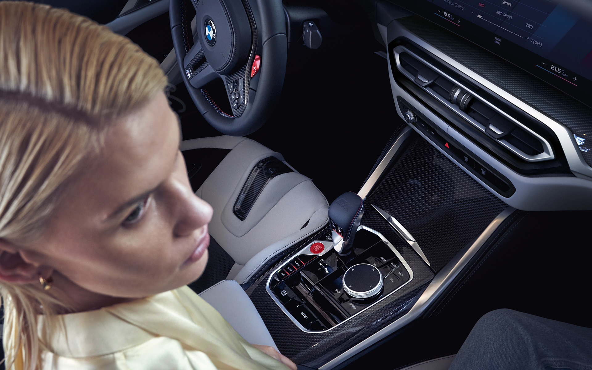 BMW M4 Competition Cabrio con sistema M xDrive G83 2021, consola central y mujer en el asiento del acompañante