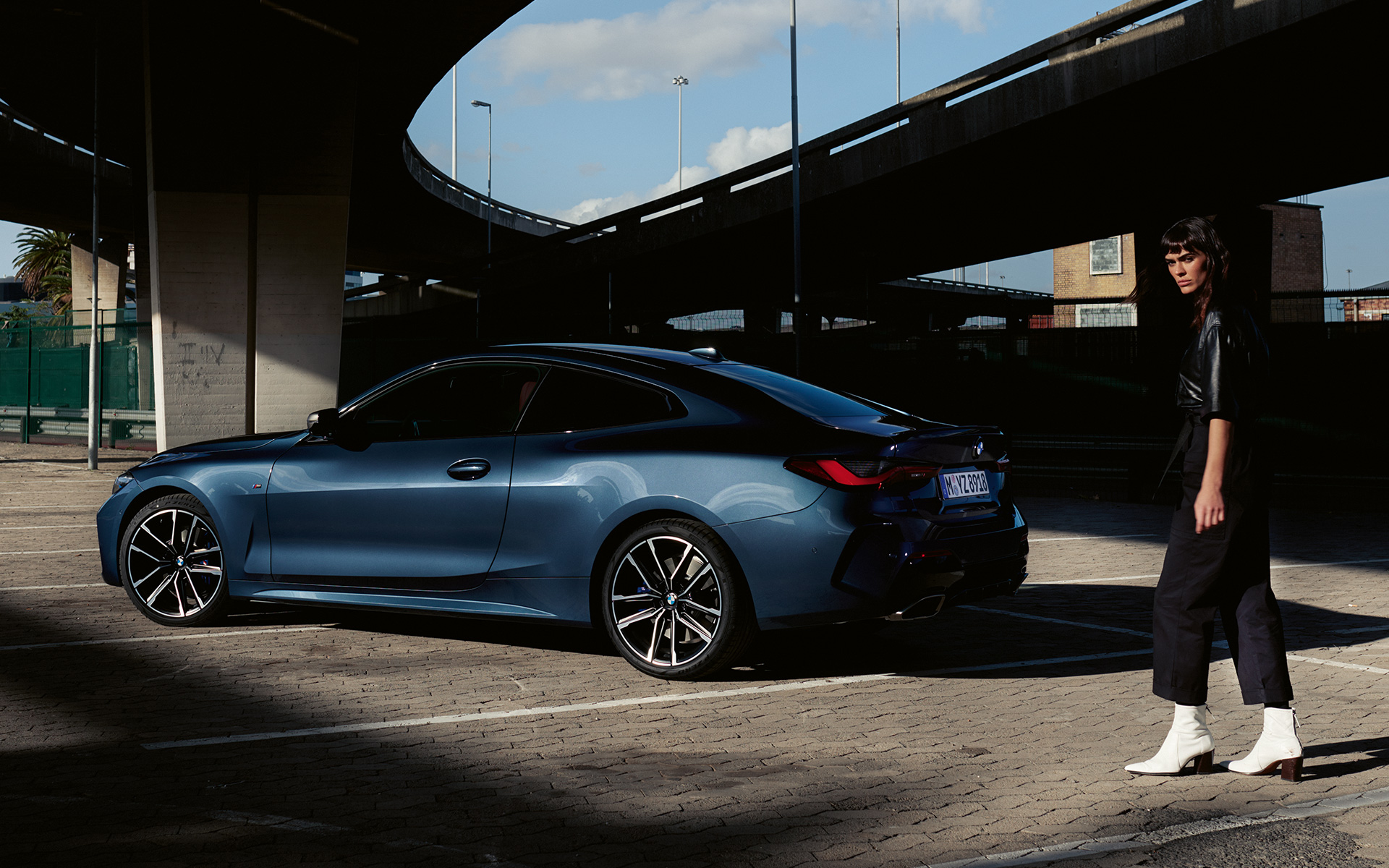 BMW M440i xDrive Coupé G22 2020 Arctic Race Blue metalizado Vista de tres cuartos del lateral con modelo