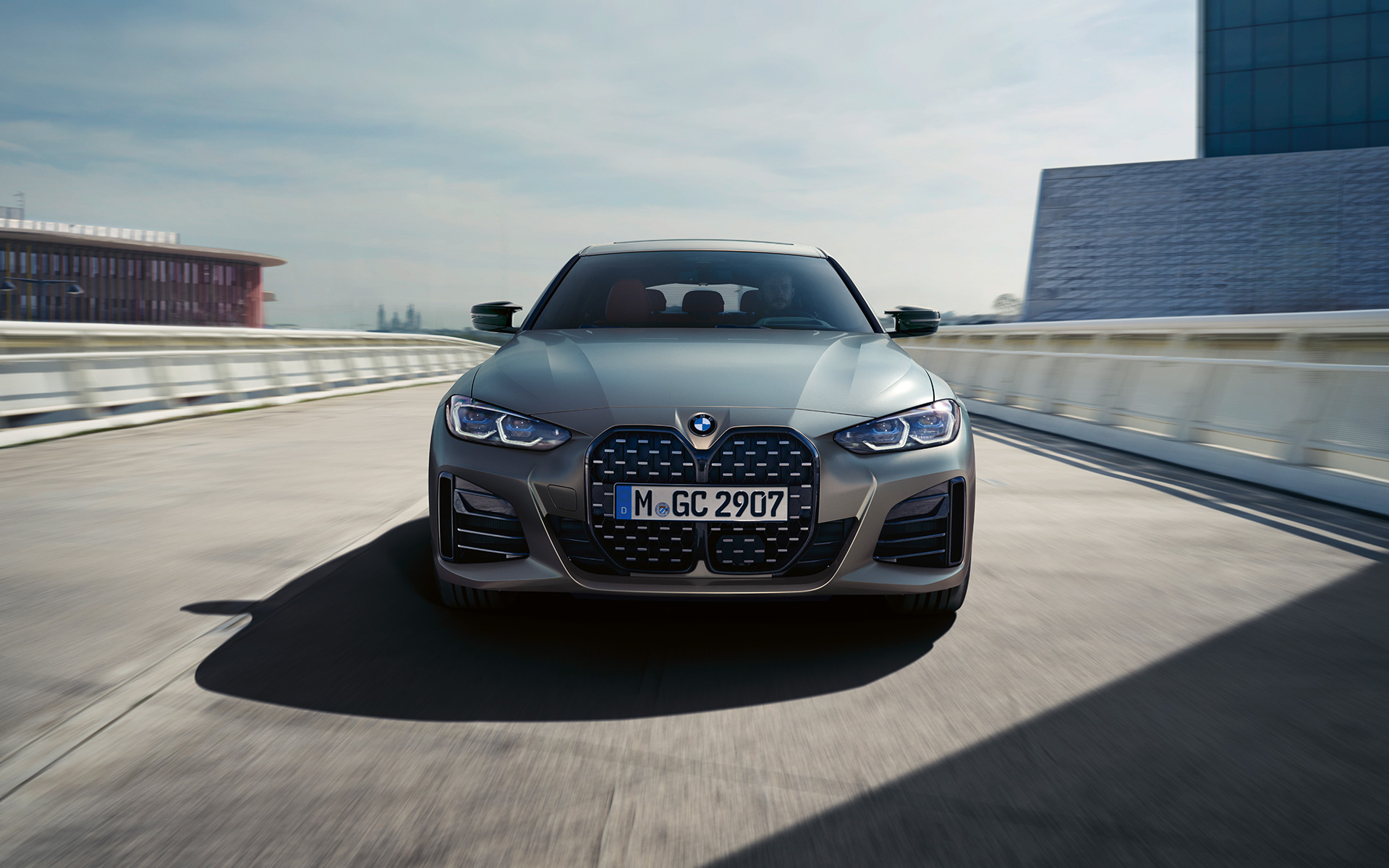 BMW M440i xDrive Gran Coupé G26 2021 Frozen Pure Grey metalizado Vista del frontal en carretera