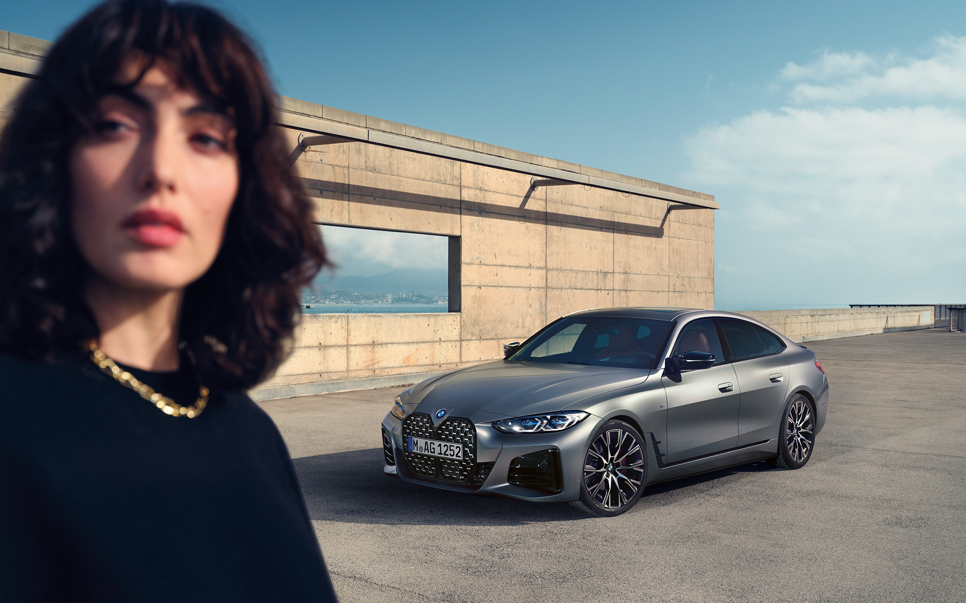 BMW M440i xDrive Gran Coupé G26 2021 Frozen Pure Grey metalizado Vista de tres cuartos del frontal con modelo