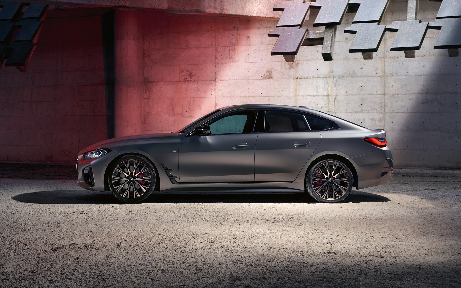 BMW M440i xDrive Gran Coupé G26 2021 Frozen Pure Grey metalizado Vista del lateral delante de una pared