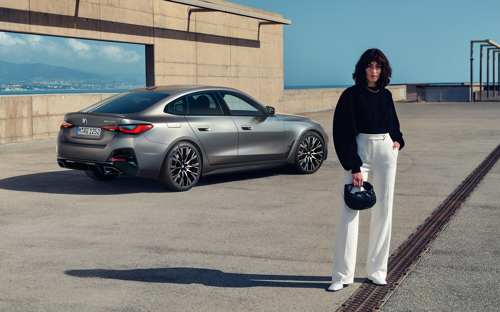 BMW M440i xDrive Gran Coupé G26 2021 Frozen Pure Grey metalizado Vista de tres cuartos de la zaga con modelo