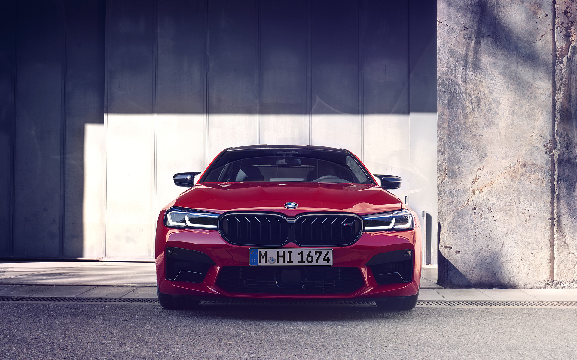 BMW M5 Competition F90 LCI Renovación 2020 BMW Individual Imola Rot, vista del frontal, aparcado