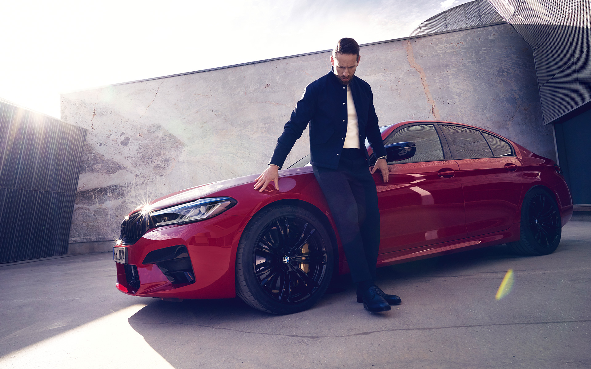 BMW M5 Competition F90 LCI Renovación 2020 BMW Individual Imola Rot, vista de tres cuartos del lateral con hombre