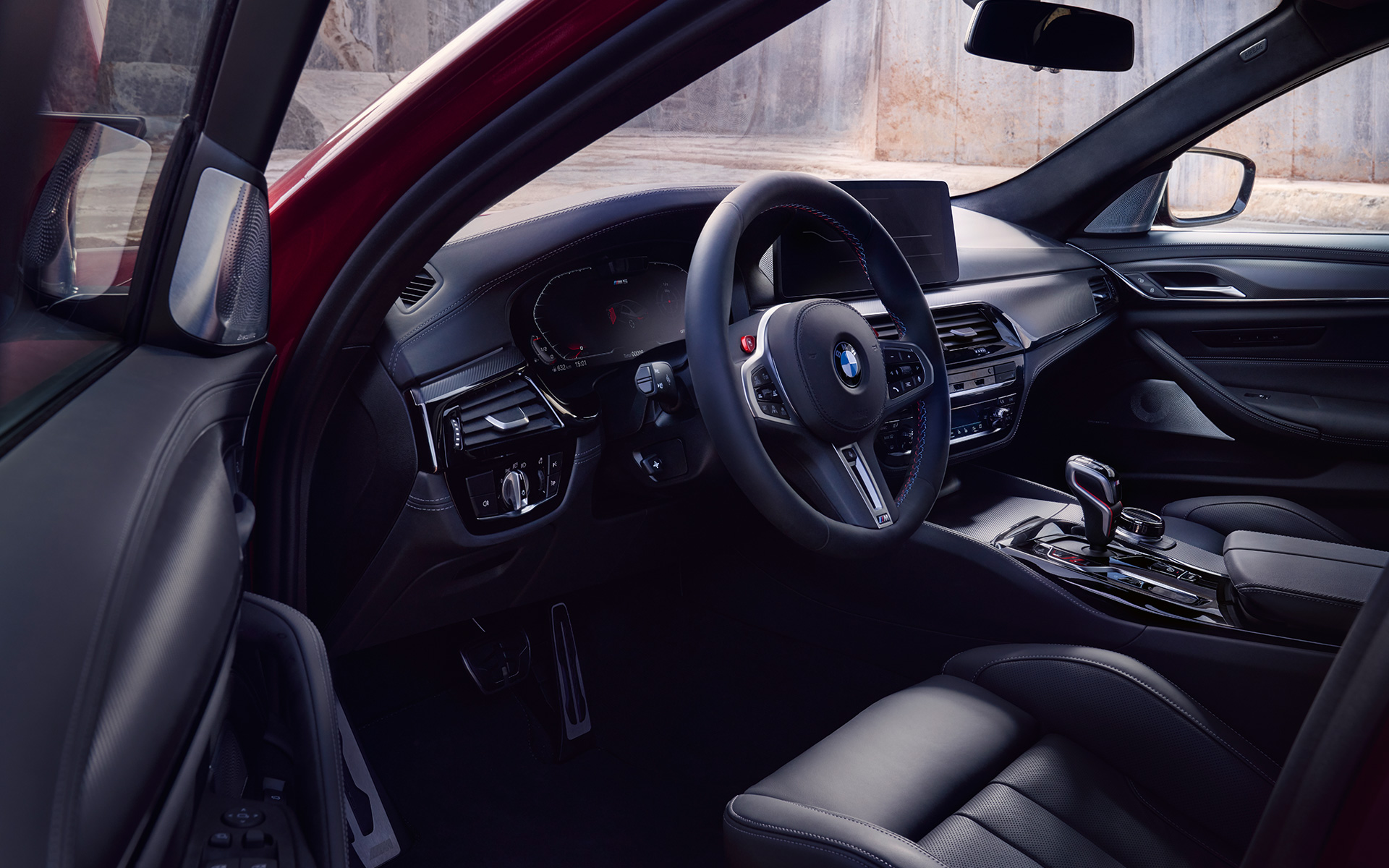 BMW M5 Competition F90 LCI Renovación 2020 Puesto de conducción con la puerta abierta