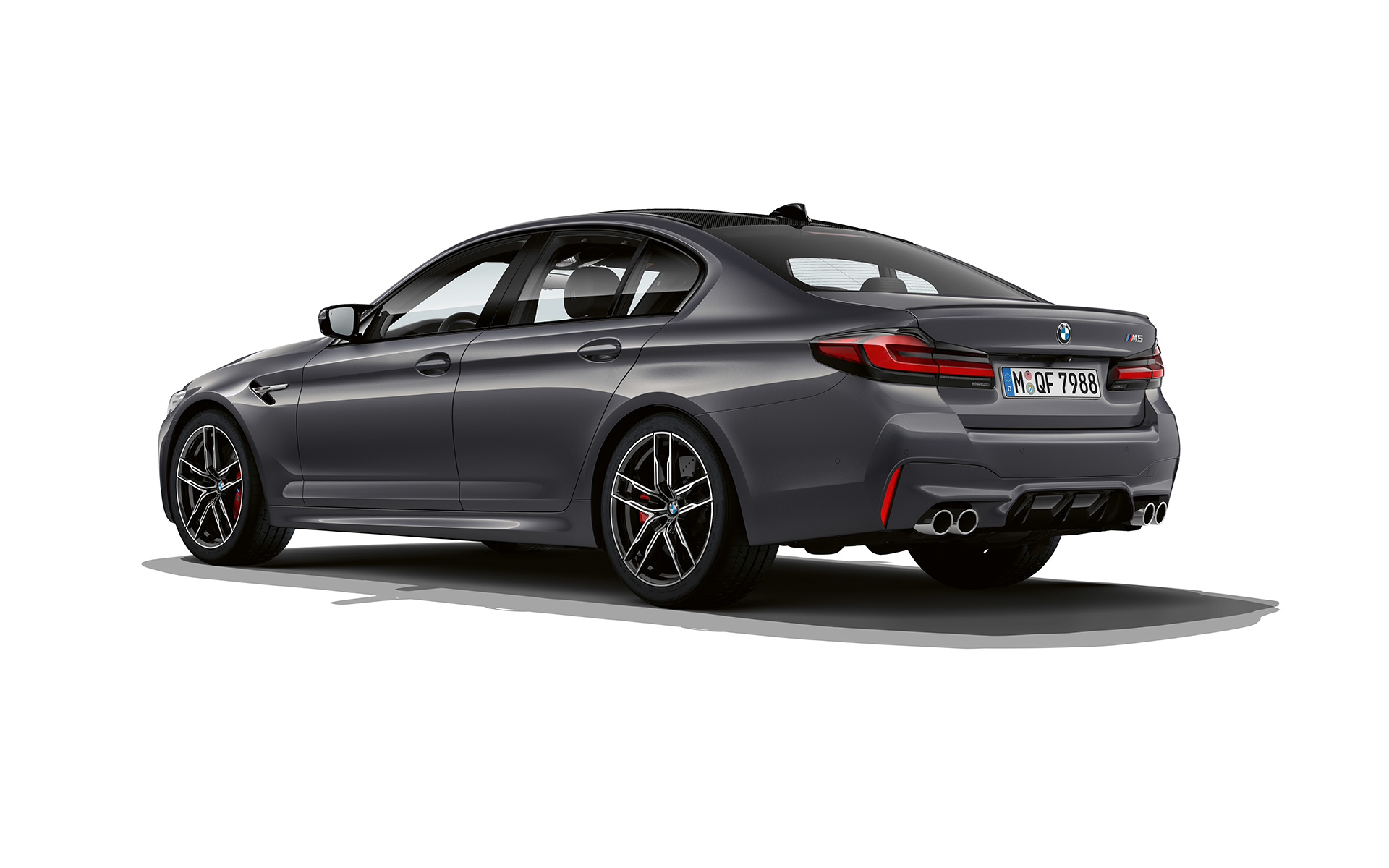 BMW M5 F90 LCI Renovación 2020 Brands Hatch Grau metalizado Vista de tres cuartos de la zaga