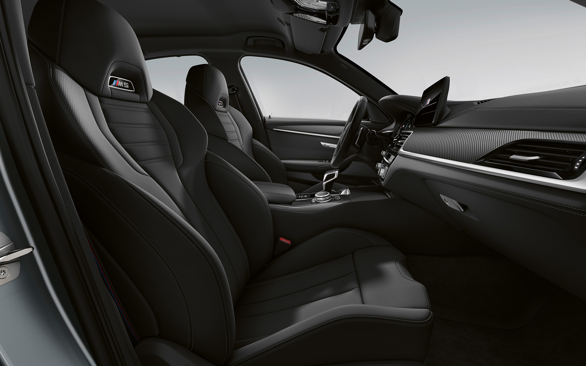 BMW M5 F90 LCI Renovación 2020 Puesto de conducción con la puerta abierta