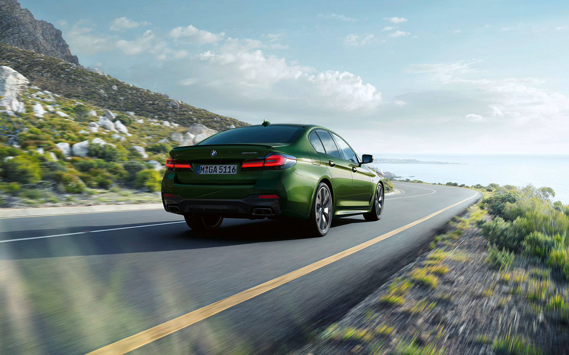 Vista trasera del carro deportivo M550i xDrive