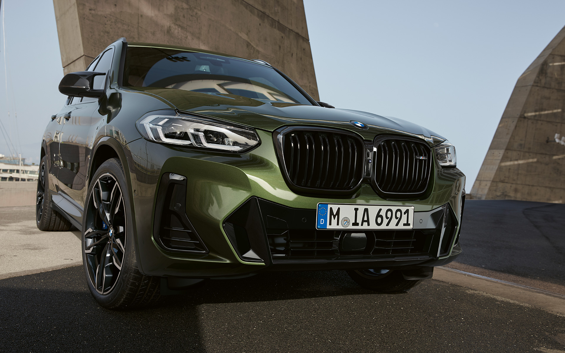 BMW X3 M40i G01 LCI Renovación 2021 Malachitgrün metalizado, vista del frontal, parado