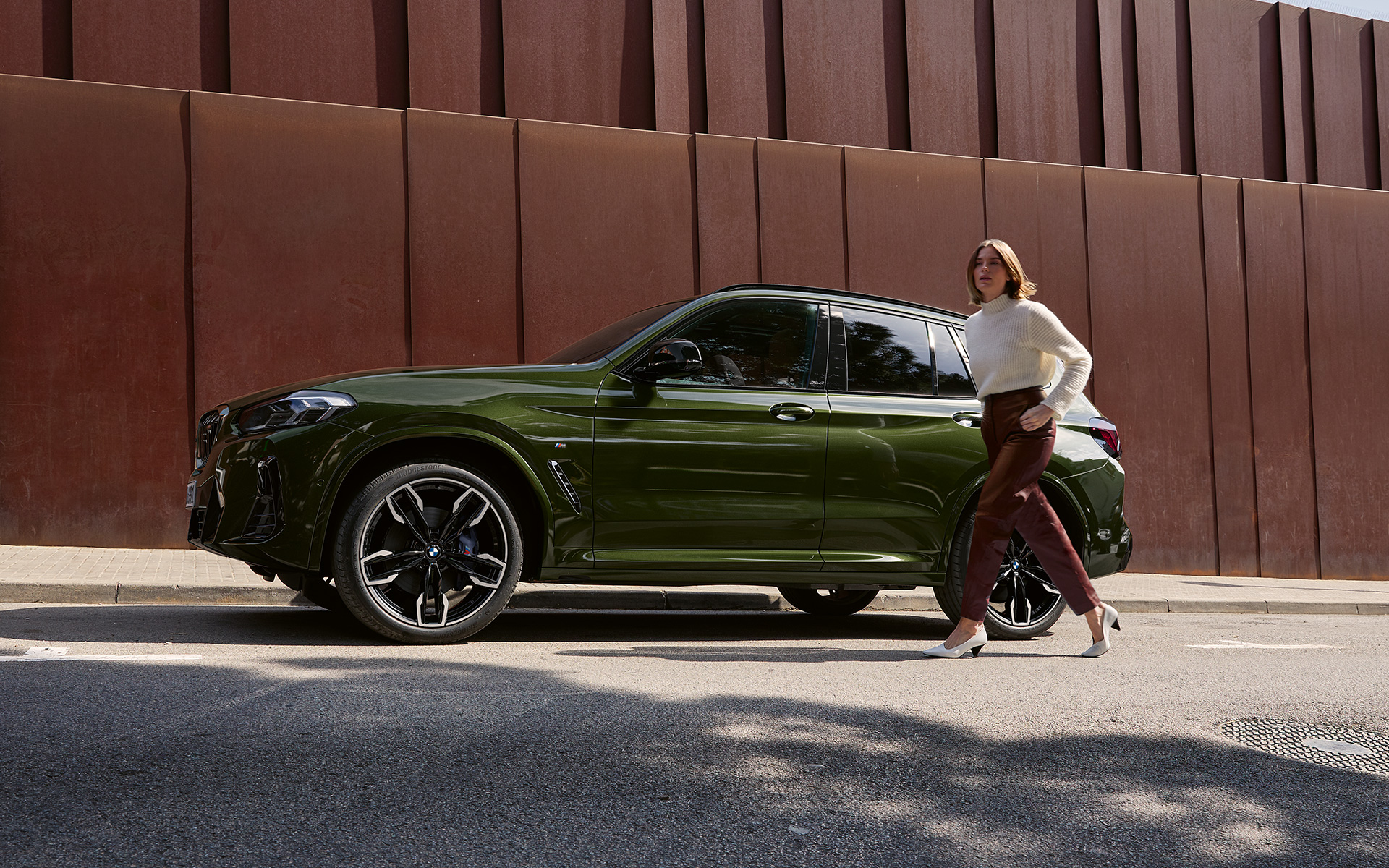 BMW X3 M40i G01 LCI Renovación 2021 Malachitgrün metalizado, vista lateral con modelo femenina