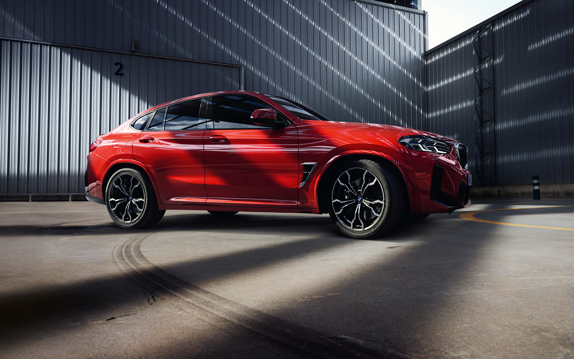 BMW X4 M F98 LCI Renovación 2021 Toronto Rot metalizado Vista lateral delante de nave industrial