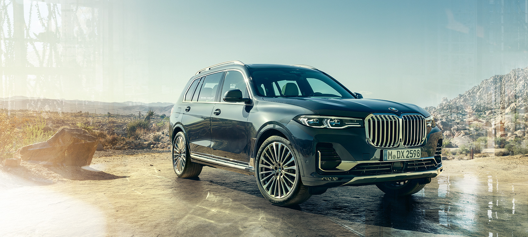 BMW X7 en Arctic Grey, exterior, vista frontal tres cuartos con fondo desertico , G07 2019