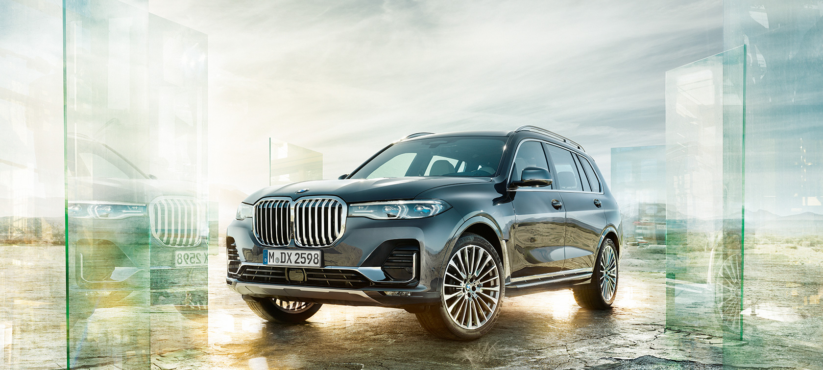 BMW X7 en vista delantera de tres cuartos frente a un desierto
