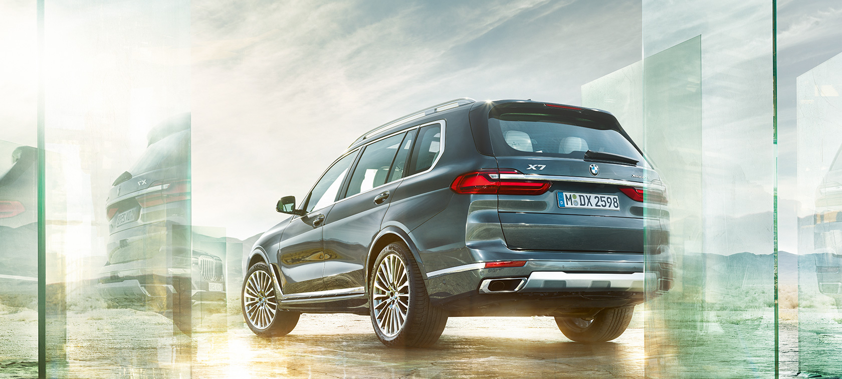 BMW X7, tres cuartos desde perspectiva trasera BMW X7 en Arctic Grey vista de tres cuartos desde perspectiva trasera frente a un desierto, G07 2019